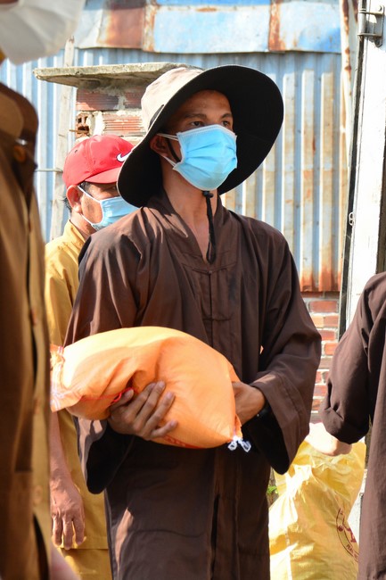 Continuing to support people in need in the Covid-19 pandemic of Hoang Phap Pagoda (series 2)